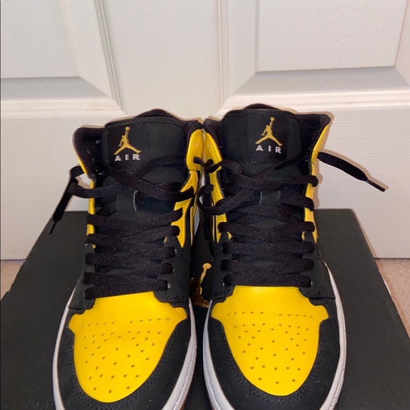 Jordan 1 mids New love (price negotiable) - Picture 1 of 7